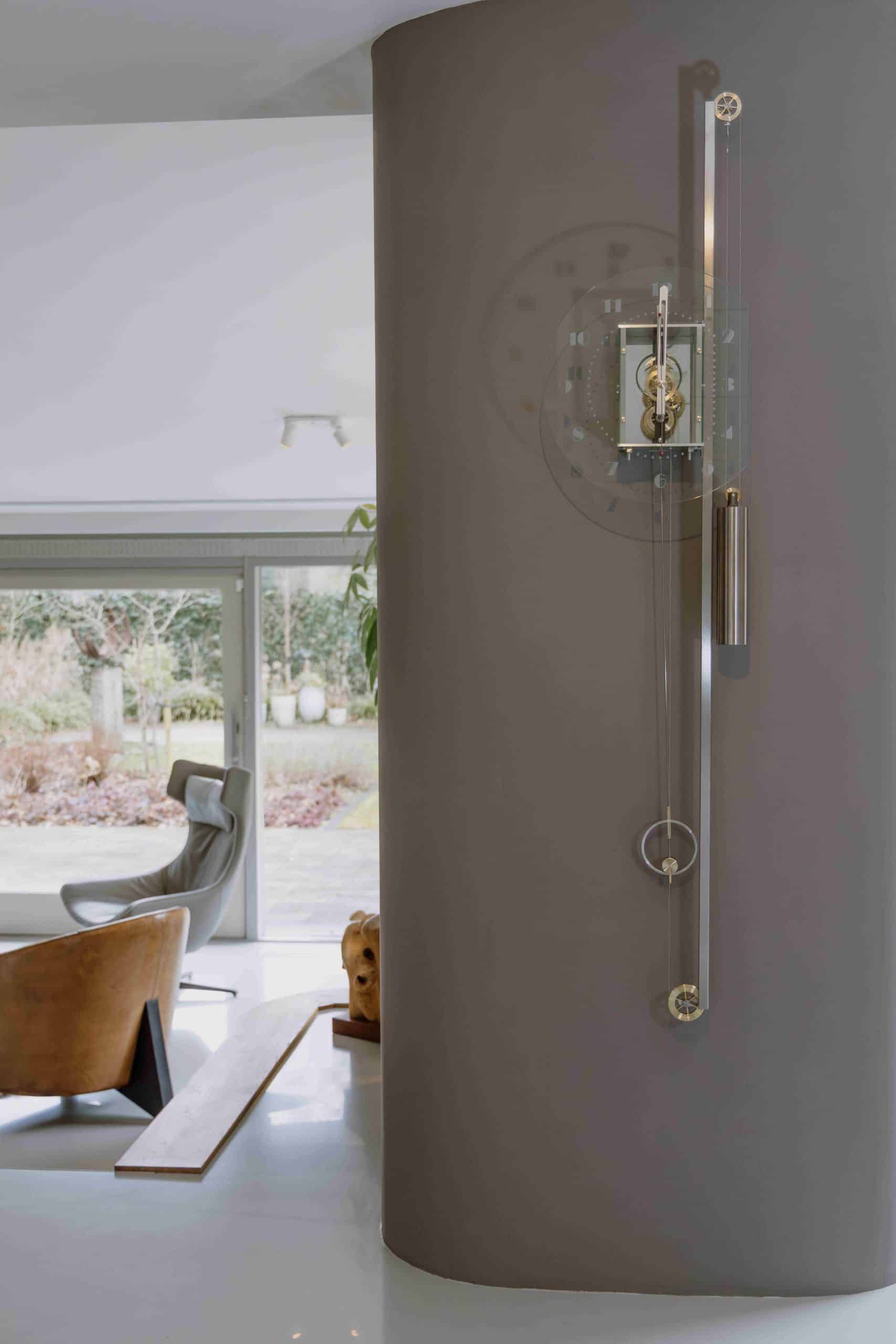 Design klok in modern interieur. 